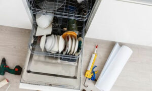 Gli elettrodomestici più grandi come frigoriferi, lavatrici e asciugatrici o forni sono spesso smontati e usati come rottami metallici