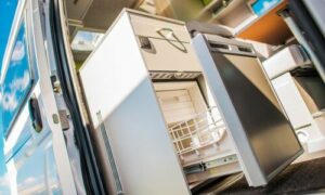 Lo smaltimento dei frigoriferi è una sfida complessa a causa dei materiali nocivi contenuti al loro interno